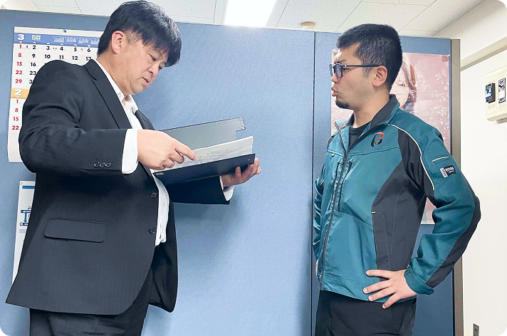 仕事内容をイメージする現場や打ち合わせの風景写真